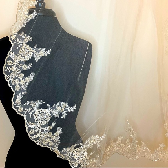 Scalloped Edge Lace Bridal Veil - Picture 2 of 16